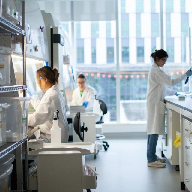 Científicos en un laboratorio de Aspect Biosystems en Vancouver