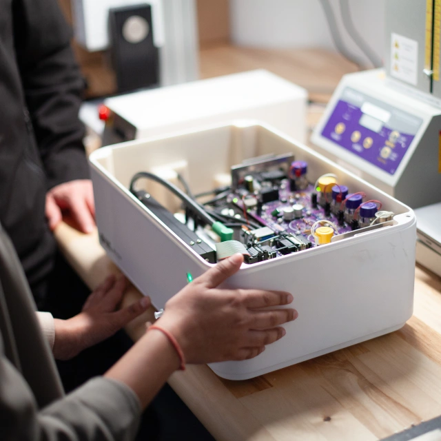 Primer plano de la caja eléctrica en Starfish Medical en Victoria