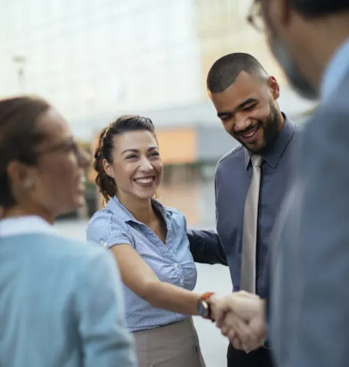 Hacer negocios en Columbia Británica - gente de negocios dándose la mano.