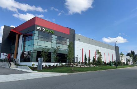 Edificio de la empresa Inno Foods con logotipo