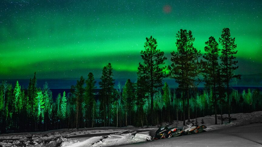 Auroras boreales en la carretera Alaska cerca de Fort Nelson