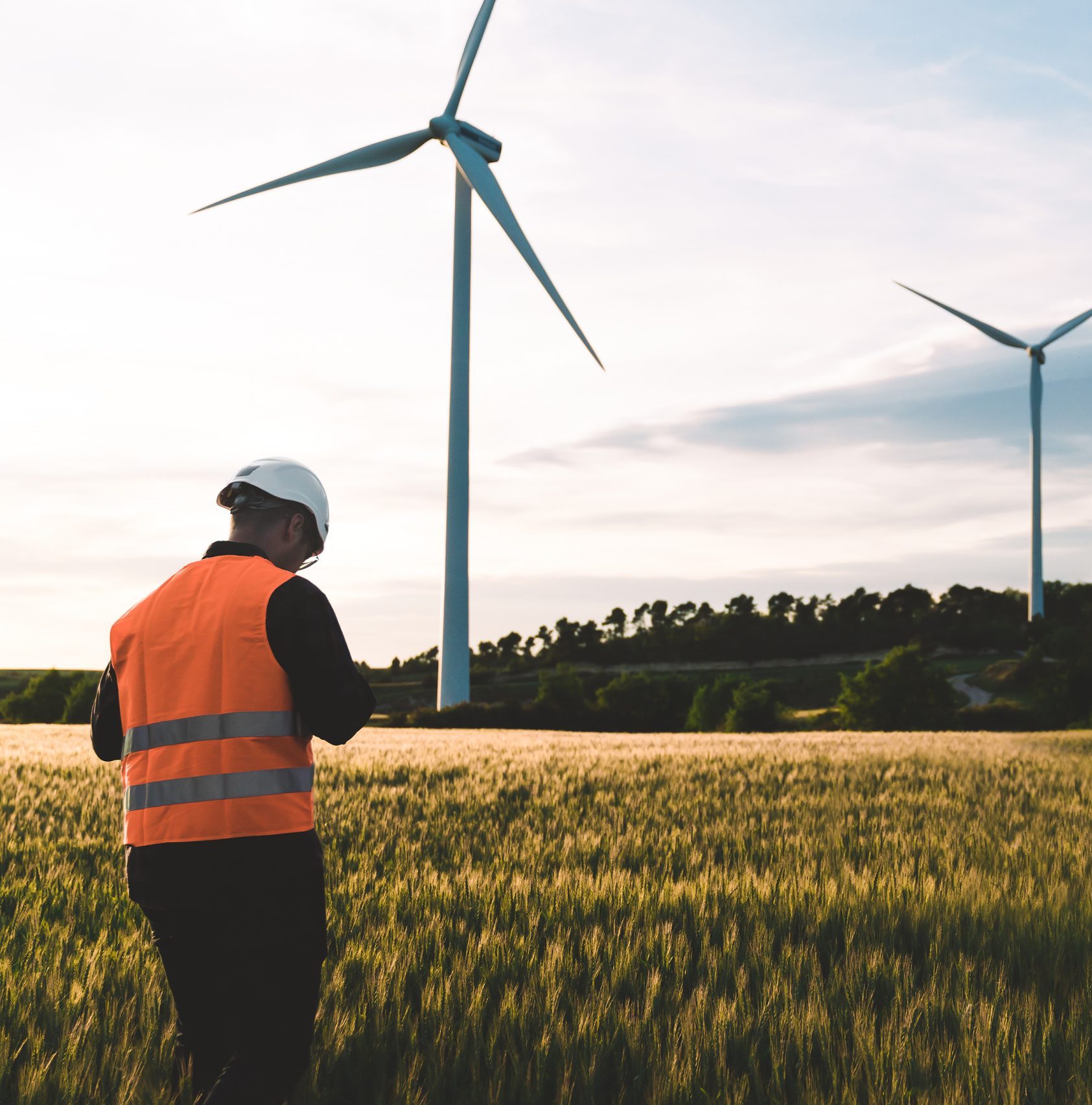 Ingeniero que trabaja en un parque eólico alternativo de energía renovable - Concepto de industria de energía sostenible