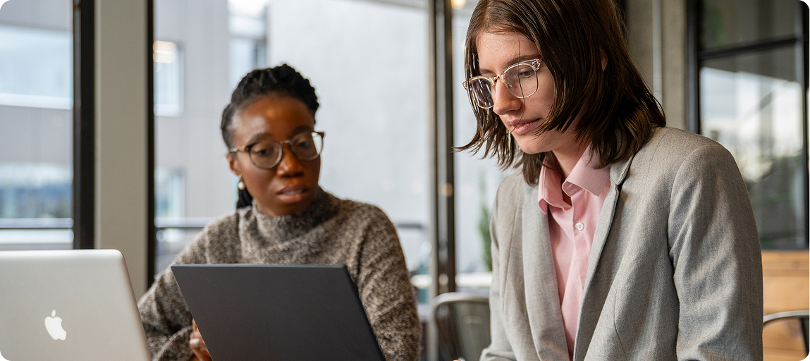 Personas diversas trabajando juntas en portátiles en Cariboo