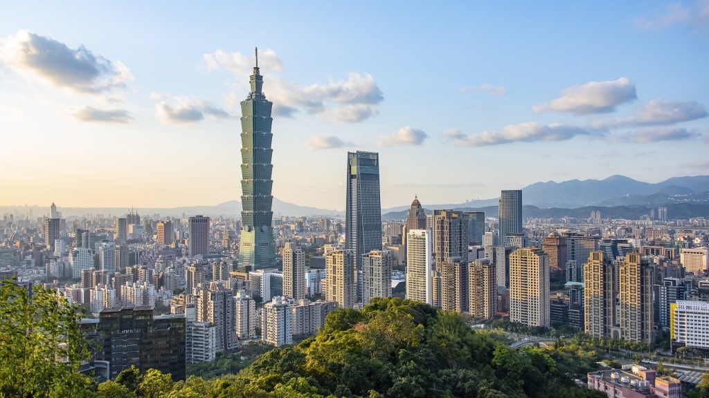 La ciudad de Taipei en Taiwán vista desde la colina durante el día,