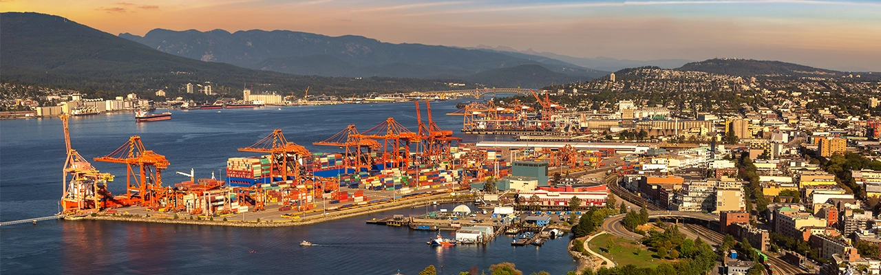Vista aérea panorámica de Vancouver Centerm Terminal - Terminal portuaria de contenedores al atardecer, Canadá