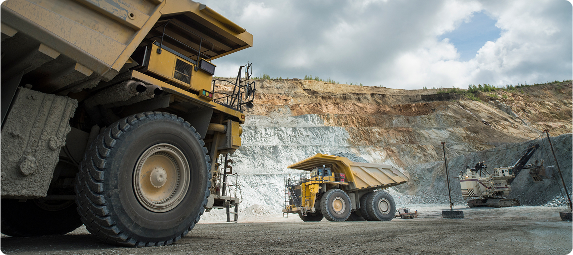 Vista hacia arriba desde un gran camión volquete de mina en la mina de última generación de las minas Taseko