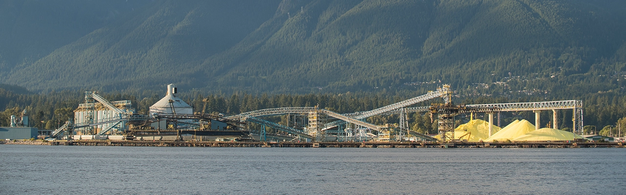 Puerto de Vancouver con montaña al fondo